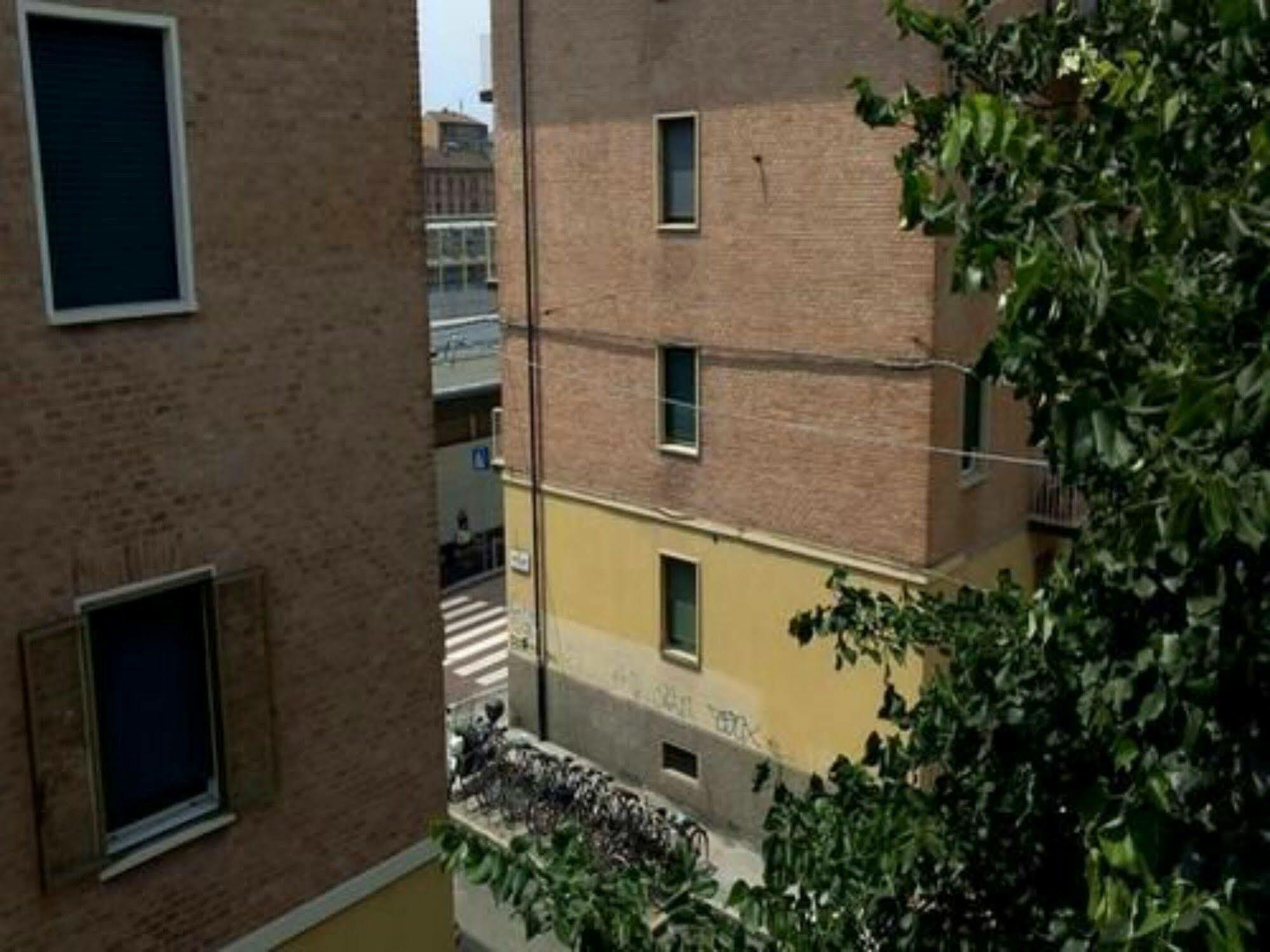 ボローニャ Stazione Centrale Bed & Breakfast エクステリア 写真
